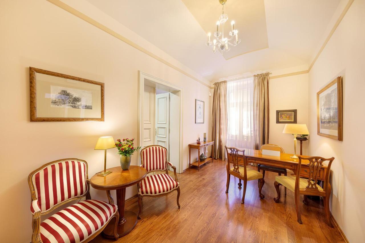 Hunger Aparthotel 4*